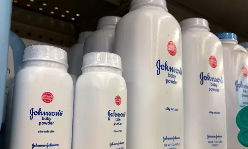 കാന്‍സറിന് കാരണമാകുന്ന ആസ്ബസ്റ്റോസ്; 33,000 ബോട്ടില്‍ ബേബി പൗഡര്‍ തിരിച്ചുവിളിച്ച് ജോണ്‍സണ്‍ & ജോണ്‍സണ്‍