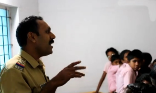 ഇതാണ് മക്കളെ..കാക്കിക്കുള്ളിലെ യഥാര്‍ത്ഥ കലാകാരന്‍