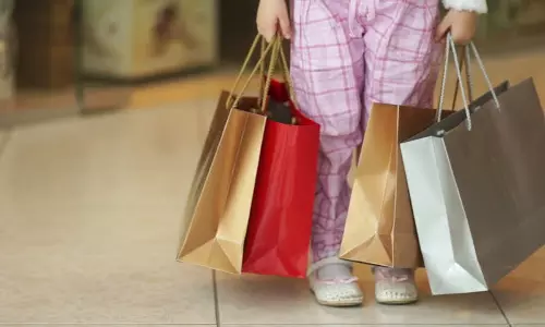 നിര്‍ധനരായ കുട്ടികള്‍ക്ക് പുതുവസ്ത്രങ്ങള്‍ സൌജന്യമായി നല്‍കി ഒരു കൂട്ടം വിദ്യാര്‍ത്ഥികള്‍