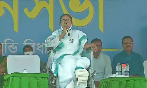 ജനങ്ങളുടെ വേദനയാണ് എന്റെ വേദനയേക്കാൾ വലുത് വീൽചെയറിൽ തെരഞ്ഞെടുപ്പ് റാലിയിൽ പങ്കെടുത്ത് മമത