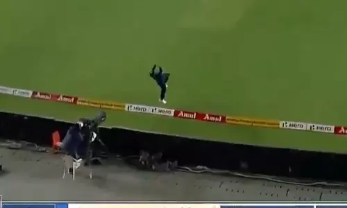 തോല്വിക്കിടയിലും കൈയടി നേടി രാഹുലിന്റെ പറക്കും ഫീല്ഡിംഗ് തോല്വിക്കിടയിലും കൈയടി നേടി രാഹുലിന്റെ പറക്കും ഫീല്ഡിംഗ്