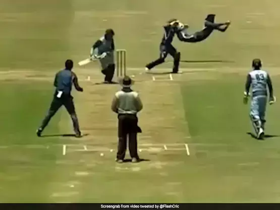 സ്ലിപ്പില്‍ നിന്ന് ഇങ്ങനെയും ക്യാച്ച് എടുക്കാമോ...?!