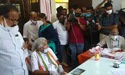 ഉമ്മന്‍ചാണ്ടിയും കെ.കെ ശൈലജയും പത്രിക സമര്‍പ്പിച്ചു