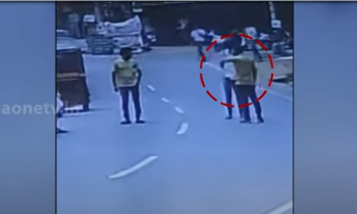 പെണ്‍ സുഹൃത്തിനൊപ്പം യാത്ര ചെയ്‌തെന്ന് ആരോപിച്ച് പത്താംക്ലാസുകാരന് ക്രൂരമർദനം