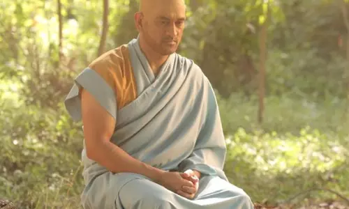 ധ്യാനത്തിലിരിക്കുന്ന ഈ സന്യാസിയെ അറിയുമോ? വൈറലായി ധോണിയുടെ പുതിയ വേഷപ്പകര്‍ച്ച