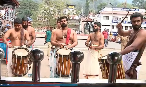 തൃശൂരില്‍ നിന്നും തായമ്പക, തമിഴ്നാട്ടില്‍ നിന്നും പമ്പ മേളം; അയ്യന് മുന്നില്‍ സംഗീതാര്‍ച്ചന നടത്തി ഭക്തസംഘങ്ങൾ