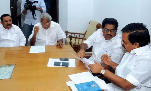 കോൺഗ്രസിലെ തര്ക്കങ്ങള് പരിഹരിക്കാന് തിരക്കിട്ട നീക്കം; ഇരിക്കൂരിൽ അനുരഞ്ജന നീക്കവുമായി എ ഗ്രൂപ്പ് നേതാക്കള് കോൺഗ്രസിലെ തര്ക്കങ്ങള് പരിഹരിക്കാന് തിരക്കിട്ട നീക്കം; ഇരിക്കൂരിൽ അനുരഞ്ജന നീക്കവുമായി എ ഗ്രൂപ്പ് നേതാക്കള്