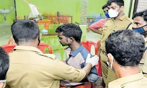 ജോലിയില്ല; വിശപ്പ് സഹിക്കാനായില്ല ടവറിന് മുകളില്‍ കയറി യുവാവിന്‍റെ ആത്മഹത്യാശ്രമം