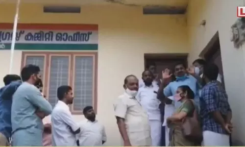 ഇരിക്കൂറിനെ ചൊല്ലി കോൺഗ്രസിൽ പൊട്ടിത്തെറി; എ ഗ്രൂപ്പ് നേതാക്കള്‍ സത്യാഗ്രഹം തുടങ്ങി