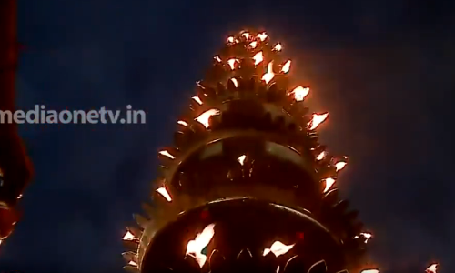 ദീപാലങ്കാര പ്രഭയിൽ ശബരിമല സന്നിധാനം