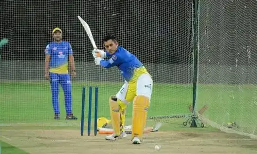 പരിശീലനത്തില്‍ തകര്‍ത്തടിച്ച് ധോണി