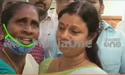 ഈ മകളെ തന്നില്ലെങ്കില്‍ വോട്ടില്ല; പ്രവര്‍ത്തകരുടെ സ്നേഹത്തിന് മുന്‍പില്‍ കണ്ണീരണിഞ്ഞ് ബിന്ദു കൃഷ്ണ