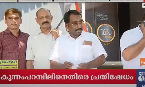 കെട്ടിയിറക്കിയ സ്ഥാനാര്‍ത്ഥിയെ വേണ്ട; ഫിറോസ് കുന്നംപറമ്പിലിനെതിരെ  മലപ്പുറം ഡിസിസി ഓഫീസിന് മുമ്പില്‍ പ്രതിഷേധിച്ച് യൂത്ത് കോണ്‍ഗ്രസ്