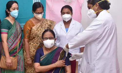 മന്ത്രി കെ.കെ ശൈലജയുടെ വാക്സിനേഷന്‍ ഫോട്ടോഷൂട്ടെന്ന് വിമര്‍ശം