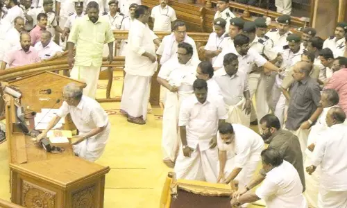 നിയമസഭ കയ്യാങ്കളി കേസ്; രണ്ട് മന്ത്രിമാരും നാല് എം.എല്‍.എമാരും വിചാരണ നേരിടണം