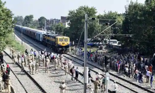 വിളവെടുപ്പ് സീസണായതോടെ സമരം അവസാനിപ്പിച്ച് കർഷകർ; ട്രെയിന്‍ സര്‍വീസുകൾ പുനഃരാരംഭിച്ചു