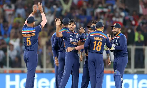 ആദ്യ ഓവറില്‍ തന്നെ വിക്കറ്റ് വീഴ്ത്തി ഇന്ത്യ