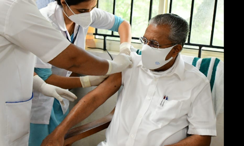 മുഖ്യമന്ത്രി  കോവിഡ് വാക്സിന്‍ സ്വീകരിച്ചു