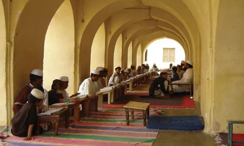 മദ്രസകളിൽ ഇനി ഗീതയും രാമായണവും; നിയോസ് കരിക്കുലം വിവാദത്തിൽ