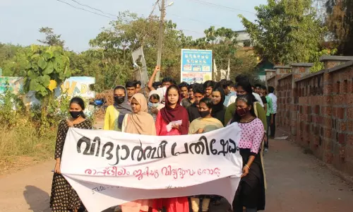 രാഷ്ട്രീയം ജയിച്ചു, വിദ്യാഭ്യാസം തോറ്റു; പരീക്ഷകൾ മാറ്റി വെച്ചതിനെതിരെ വിദ്യാർത്ഥി പ്രതിഷേധം