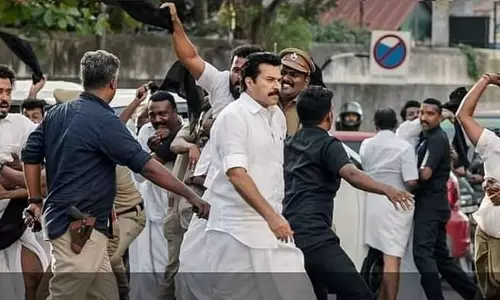 കരിങ്കൊടികള്‍ക്കിടയിലൂടെ മുഖ്യമന്ത്രി കടയ്ക്കല്‍ ചന്ദ്രന്‍..