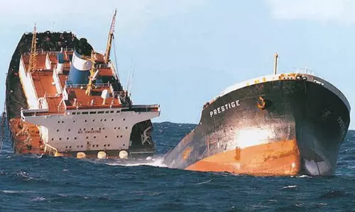 പ്രസ്റ്റീജ് എണ്ണക്കപ്പല്‍ അപകടം;  ബാക്കിപത്രമായി ഇന്നും കപ്പല്‍ ഗലീലിയ തീരത്ത്