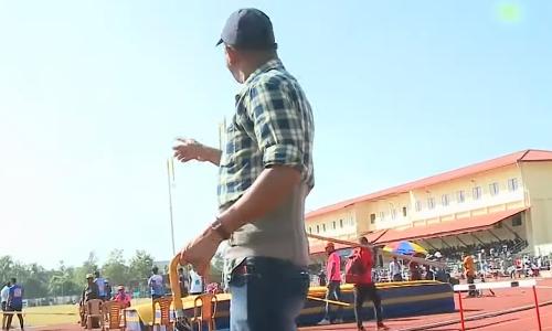 ശിഷ്യനൊപ്പം ഇപ്പം ചാടുമെന്ന മട്ടിൽ ഒരാൾ. ആവും വിധത്തിലെല്ലാം പറഞ്ഞു കൊടുക്കുന്നുണ്ട്. ചെക്കൻ ചാടണ്ടേ....?  