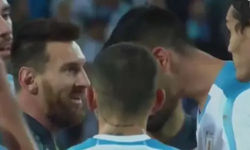 തല്ലി തീര്ക്കാമെന്ന് കവാനി, നിന്റെ ഇഷ്ടംപോലെയെന്ന് മെസി... തല്ലി തീര്ക്കാമെന്ന് കവാനി, നിന്റെ ഇഷ്ടംപോലെയെന്ന് മെസി...