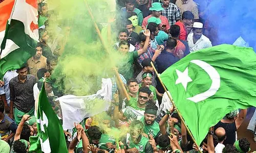 മധുരം പങ്കിട്ട് ഗള്‍ഫിലെ യു.ഡി.എഫ് അനുഭാവികള്‍  