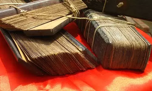 പന്തളം പട്ടിരേത്ത് തറവാട്ടിൽ സൂക്ഷിച്ചിരുന്ന അപൂർവ താളിയോല ഗ്രന്ഥങ്ങള്‍ സംസ്‌കൃത സർവകലാശാലയ്ക്ക് കൈമാറി