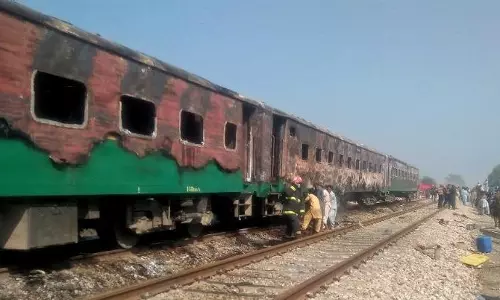 പാകിസ്താനില്‍ ട്രെയിനില്‍ തീപിടിത്തം: 65 പേര്‍ മരിച്ചു