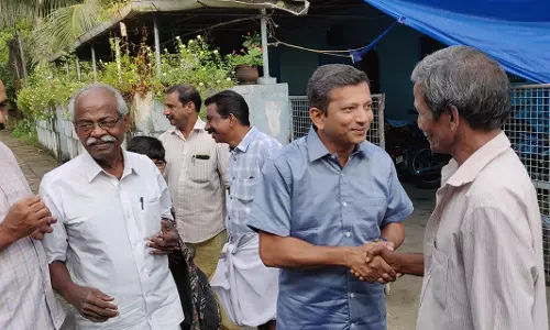 അയല്‍പക്കക്കാരല്ലേ.. സ്വന്തം നാട്ടില്‍ വോട്ട് ചോദിക്കാനെത്തിയതിന്റെ ആവേശത്തില്‍ മനു റോയ്