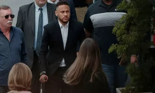 ബലാത്സംഗ ആരോപണം, നെയ്മറിനെ അഞ്ച് മണിക്കൂര്‍ ചോദ്യം ചെയ്തു