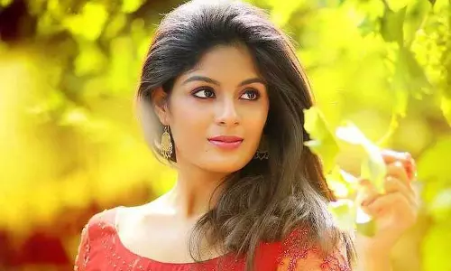 കൂടെ അഭിനയിക്കുന്നവര്‍ക്ക് കംഫര്‍ട്ട് ആയിട്ടുള്ള നടനാണ് ടൊവിനോ,നല്ലൊരു സുഹൃത്താണ്: സംയുക്ത മേനോന്‍