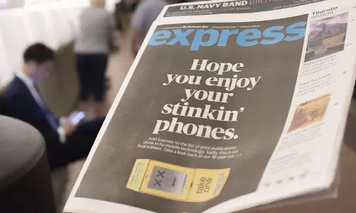 ‘നിങ്ങളുടെ നാറിയ ഫോണ്‍ ആസ്വദിച്ചോളൂ’; മൊബൈല്‍ ഫോണ്‍ കാരണം  അച്ചടി നിര്‍ത്തിയ പത്രത്തിന്റെ അവസാന തലക്കെട്ട് ഇങ്ങനെ!