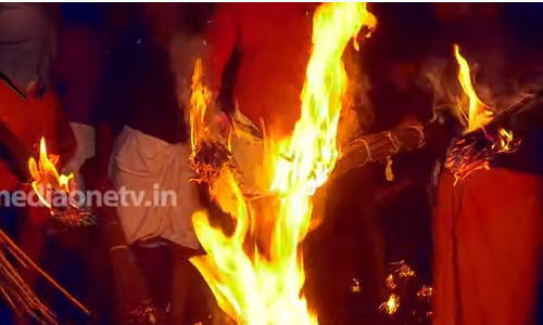 ഇരുട്ടിൽ നിന്ന് വെളിച്ചത്തിലേക്ക്; പൗരത്വ നിയമ ഭേദഗതിക്കെതിരെ ചൂട്ട് കത്തിച്ച് ഡി.വൈ.എഫ്.ഐ പ്രതിഷേധം