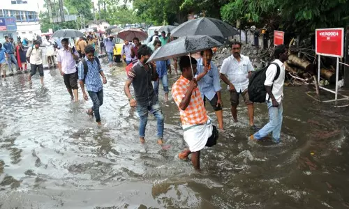 മഴ കുറഞ്ഞു; എറണാകുളത്ത് ആളുകള്‍ വീടുകളിലേക്ക് പോയിത്തുടങ്ങി