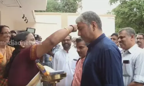 സ്രാവുകൾക്കൊപ്പം നീന്തി കയറിയ ജേക്കബ് തോമസ് സ്രാവുകൾക്കൊപ്പം നീന്തി കയറിയ ജേക്കബ് തോമസ്