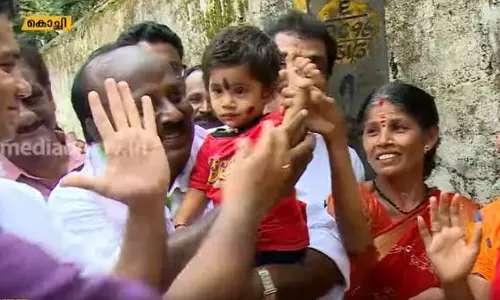 തെരഞ്ഞെടുപ്പ് പര്യടനത്തില്‍ താരമായി ഒന്നര വയസ്സുകാരി