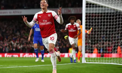 മെസ്യൂത് ഓസിലിന്റെ ജഴ്സി കത്തിച്ച് ചൈനീസ് ആരാധകര് മെസ്യൂത് ഓസിലിന്റെ ജഴ്സി കത്തിച്ച് ചൈനീസ് ആരാധകര്