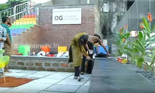 മാലിന്യം നിറഞ്ഞ വഴിക്ക് മഴവിൽ അഴക് പകർന്നവർ മാലിന്യം നിറഞ്ഞ വഴിക്ക് മഴവിൽ അഴക് പകർന്നവർ