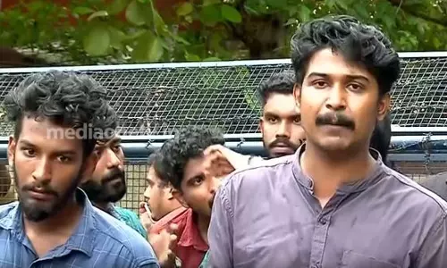 സെക്രട്ടറിയേറ്റിനു മുമ്പിലെ യുദ്ധങ്ങള് സെക്രട്ടറിയേറ്റിനു മുമ്പിലെ യുദ്ധങ്ങള്