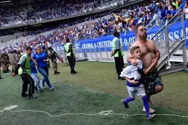 ബ്രസീലില്‍ സ്വന്തം കളിക്കാരെ ആക്രമിച്ച് ആരാധകരുടെ കലാപം