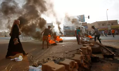 സുഡാനില് പ്രതിഷേധക്കാര്ക്ക് നേരെ വെടിവെപ്പ്; 35 പേര് കൊല്ലപ്പെട്ടു സുഡാനില് പ്രതിഷേധക്കാര്ക്ക് നേരെ വെടിവെപ്പ്; 35 പേര് കൊല്ലപ്പെട്ടു