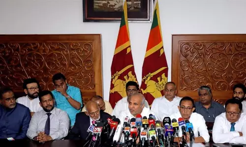 ശ്രീലങ്കന് മന്ത്രിസഭയിലെ മുസ്ലിം മന്ത്രിമാരും ഗവര്ണര്മാരും പദവിയൊഴിഞ്ഞു ശ്രീലങ്കന് മന്ത്രിസഭയിലെ മുസ്ലിം മന്ത്രിമാരും ഗവര്ണര്മാരും പദവിയൊഴിഞ്ഞു