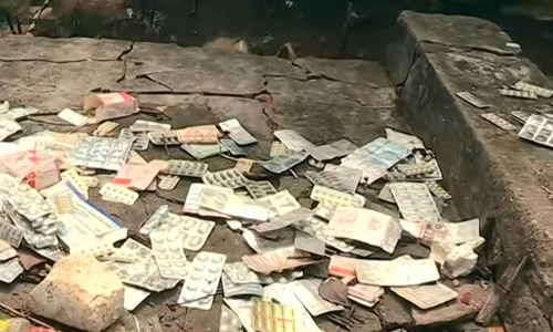 കാലാവധി കഴിഞ്ഞ ഗുളികകൾ കൂട്ടത്തോടെ പൊതു ഇടത്ത് തള്ളി