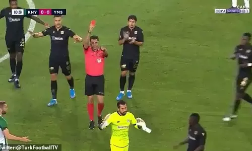 കളി തുടങ്ങി 13ാം സെക്കന്റില്‍ ചുവപ്പ് കാര്‍ഡ്; നാണക്കേടിന്റെ റെക്കോര്‍ഡുമായി ഈ ഗോള്‍കീപ്പര്‍