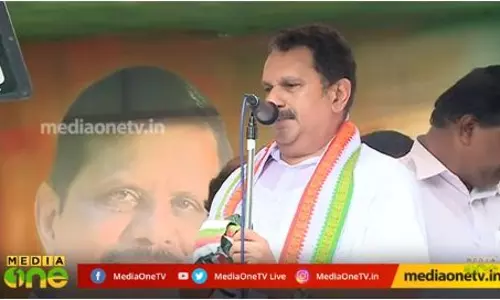 ഈ കെ മുരളീധരന് രണ്ടാളുകളെ കണ്ണിന് നേരെ കണ്ടുകൂട ഈ കെ മുരളീധരന് രണ്ടാളുകളെ കണ്ണിന് നേരെ കണ്ടുകൂട