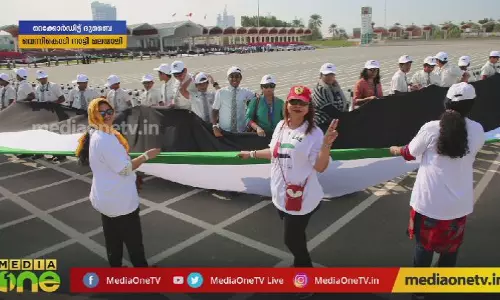 2 കിലോമീറ്റര്‍ നീളമുള്ള ദേശീയ പതാക; യു.എ.ഇക്ക് ലോക റെക്കോര്‍ഡ് നേടിക്കൊടുത്തത് ഒരു മലയാളിയാണ്...