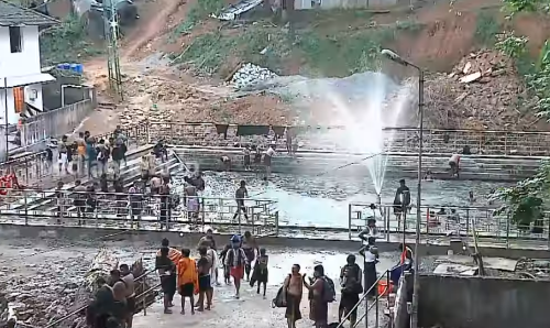 ശബരിമലയില്‍ എത്തുന്ന തീര്‍ത്ഥാടകര്‍ക്ക് സ്നാനകര്‍മ്മത്തിലൂടെ പുണ്യം പകരുകയാണ് സന്നിധാനത്തെ ഭസ്മക്കുളം